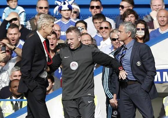 AFP - Jose Mourinho y Arsene Wenger pelearon en medio de un partido de la Liga Premier