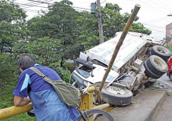 Juan Fernando Cano - El carro recolector de basura perdi&#243; el control y choc&#243; contra las barandas de protecci&#243;n.