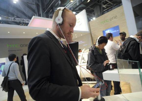 - No solo por moda, también por salud se usan audífonos con almohadilla.