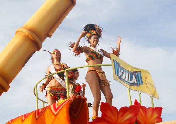 Foto Colprensa - Cartagena se convirti&#243; en un gran carnaval, con el tradicional desfile de carrozas, que dio inicio a las fiestas populares y a las actividades centrales del Concurso Nacional de Belleza. Las 25 candidatas estuvieron radiantes.