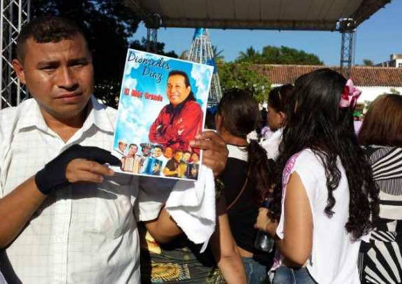 FOTOS ALEX HEREIRA - Comerciantes aprovechan la ocasi&#243;n para vender recuerdos de &#237;dolo vallenato.