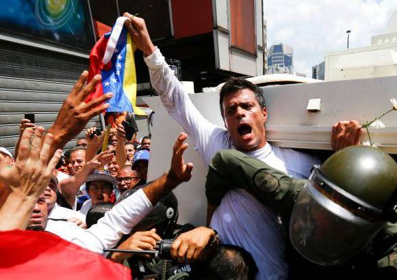Reuters - Con la bandera venezolana en el pu&#241;o derecho en alto y una flor en la mano izquierda, L&#243;pez entr&#243; al veh&#237;culo mientras sus seguidores coreaban &quot;Leopoldo, amigo, el pueblo est&#225; contigo&quot;.