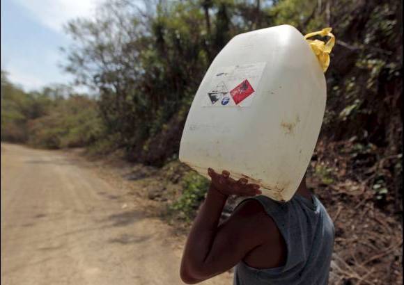 Reuters - Un hombre recoge el agua de un pozo público en la comunidad indígena de Masaya Pacayita en Nicaragua.