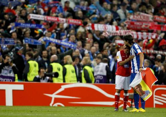 Reuters - Mucha camaradería entre ambos clubes y entre las hinchadas durante el compromiso.