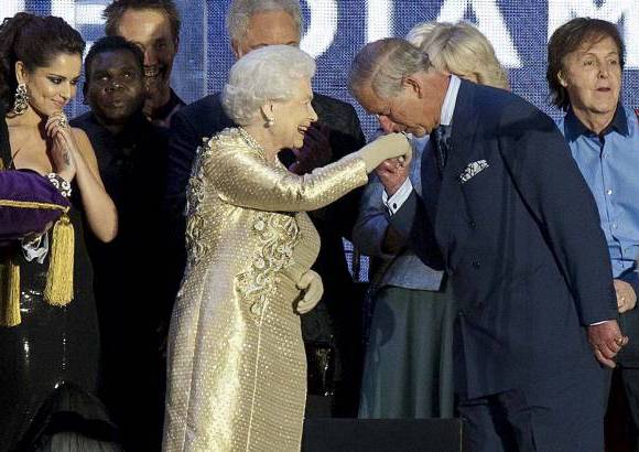 Reuters - El príncipe Carlos de Inglaterra sorprendió con un emotivo discurs en el que la llamó mami y recordó a los asistentes que estaban allí "celebrando la vida y el servicio de una persona muy especial".