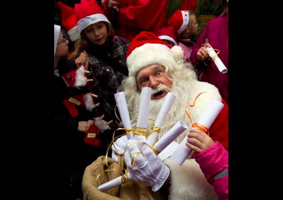 Reuters - En la villa de Himmelpfort, norte de Berlín (Alemania) ya el espíritu de la Navidad con la apertua de una Oficina Postal de Papá Noel.