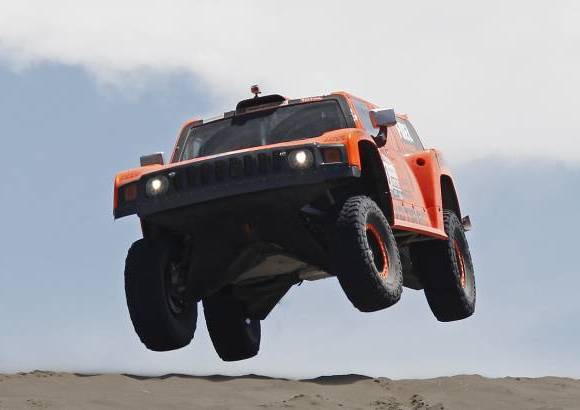 Reuters - Este lunes se disput&#243; la segunda etapa del rali Dakar 2012 que se corre por tres pa&#237;ses: Argentina, Chile y Per&#250;.