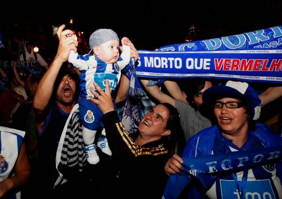 Reuters - En Portugal celebran los hinchas del Porto.