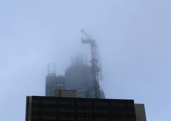 Reuters - El edificio donde estaba montada la gr&#250;a est&#225; situado en el concurrido barrio de Vauxhall, en la orilla del r&#237;o T&#225;mesis, al lado de una estaci&#243;n de metro y a tan solo unos minutos de los servicios secretos brit&#225;nicos MI6. Los fallecidos fueron el piloto del helic&#243;ptero y otra persona, de acuerdo con la polic&#237;a.