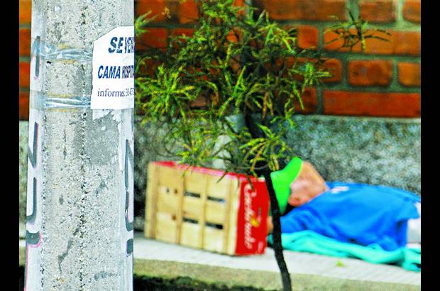 - En los postes avisan hasta la muerte, si cruzas la frontera en los barrios populares, un punto rojo señala el lugar donde puedes perder la vida.