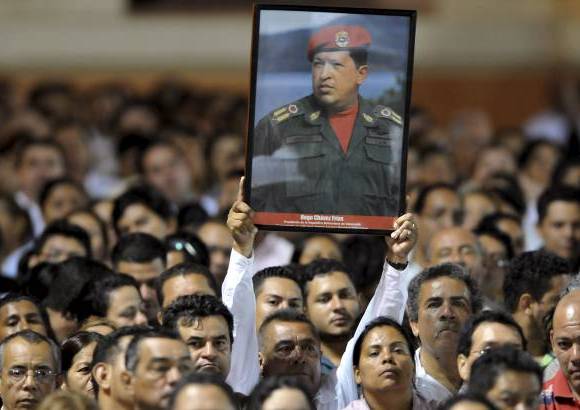 Reuters - Un partidario nicarag&#252;ense del presidente venezolano Hugo Ch&#225;vez sostiene un p&#243;ster de &#233;l en la Plaza de la Revoluci&#243;n en Managua.
