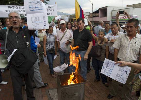 - Para los contribuyentes no basta con incluir la estratificaci&#243;n socioecn&#243;mica para que las cargas tributarias sean equitativas, es necesario tener en cuenta los de &#225;rea y aval&#250;o.