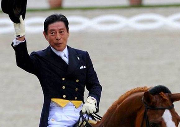 Cortes&#237;a - Hiroshi Hoketsu es un jinete japon&#233;s de 71 a&#241;os de edad, compiti&#243; en los Juegos Ol&#237;mpicos de 1964. En Londres 2012 tambi&#233;n competir&#225; en la categor&#237;a de doma individual. Es el deportista m&#225;s viejo en estos Juegos Ol&#237;mpicos.