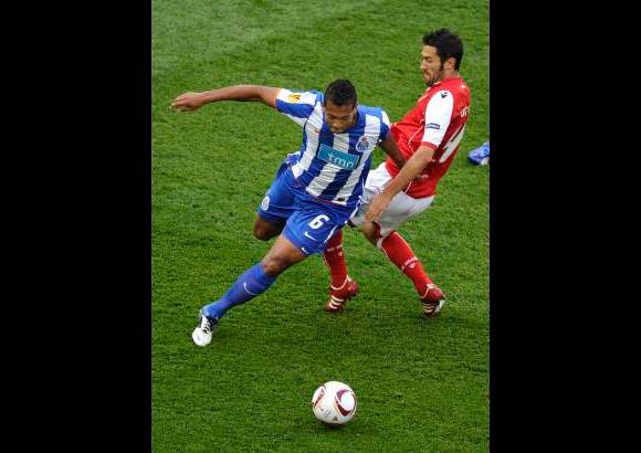 Reuters - Fredy Guarín, el destacado volante colombiano, como con una pincelada, fue el encargado de centrarle el balón que significó el gol y el título del Porto después del tanto de Falcao.