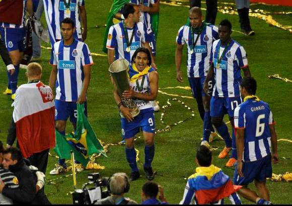 Reuters - Falcao lleva en sus manos el trofeo de la Liga Europa. A través de Twitter, el atacante destacó su premio por ser el jugador de la final y dijo: "Gloria a Dios por este premio".