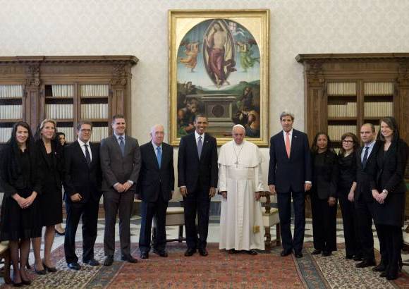 AFP - En la fotografía oficial de la visita, el Papa Francisco (Centro) se encuentra entre el presidente Barack Obama y el secretario de Estado de E.U., John Kerry, y su comitiva oficial durante la audiencia privada de este jueves en el Vaticano.