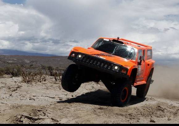 Reuters - Otra de las controversias que despierta la carrera son las muertes de los pilotos en competencia. Cerca de 20 participantes han muerto durante la travesía del Dakar.