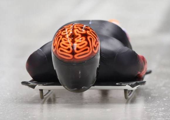 FOTO AFP - El canadiense John Fairbairn desciende a toda velocidad con un cerebro brillante.