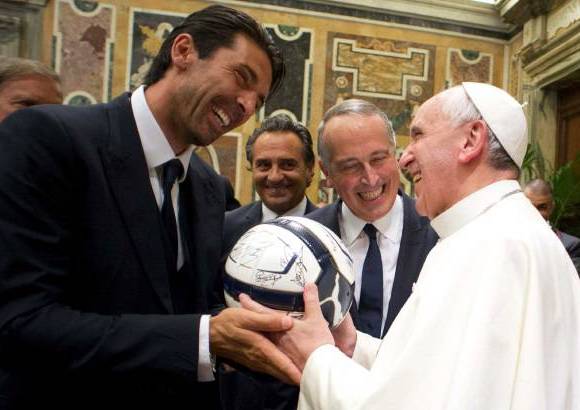 REUTERS - La selección italiana, en cabeza del experimentado portero Gianluigi Buffon le entregó al Papa una camiseta del combinado azzurro y un olivo.