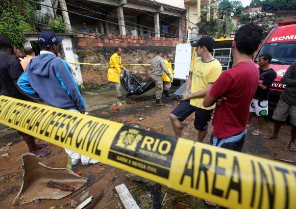 AP - De acuerdo con el Cuerpo de Bomberos, adem&#225;s de Niteroi, con 53 muertos, y de R&#237;o de Janeiro, con 37 v&#237;ctimas, las ciudades m&#225;s afectadas fueron Sao Gonzalo (9), Nil&#243;polis (1), Petr&#243;polis (1) y Paracambi (1).