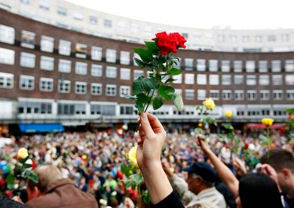 Reuters - Noruega entera se sumi&#243; este lunes, a mediod&#237;a, en un minuto de silencio nacional en recuerdo de las 76 personas que murieron el viernes en el doble atentado del centro de Oslo y en el campamento juvenil de la vecina isla de Ut&#248;ya.