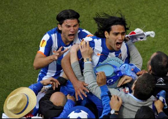 Reuters - En el momento cúspide de una temporada de ensueño, Falcao marcó este miércoles en Dublín su 17mo tanto de un torneo en el que acabó como su máximo goleador.