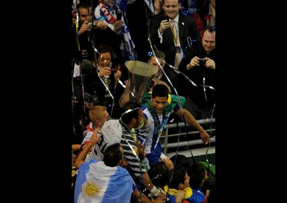 Reuters - Campeón de la Liga de Campeones en 1987 y 2004 y de la Uefa en 2003 (ahora llamada Liga Europa), el Porto sucede en el historial de la competición al Atlético de Madrid.