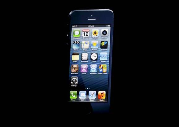 Foto Reuters - El iPhone 5 es un 20 por ciento menos pesado que su predecesor. Pesa 112 gramos.