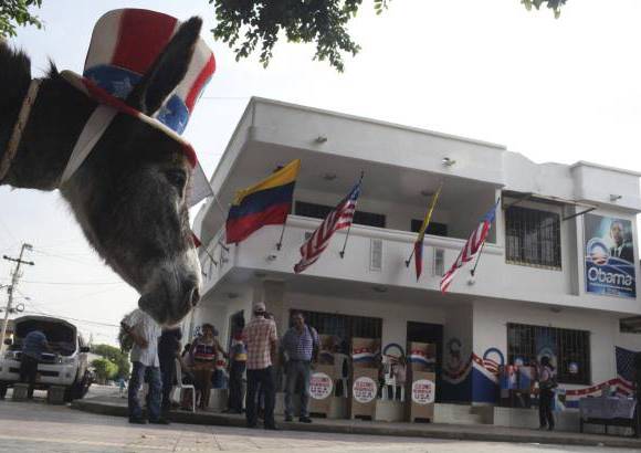 Reuters - Carrasquilla, tambi&#233;n llev&#243; al centro electoral a un burrito llamado demo por dem&#243;crata por el animal que identifica a ese partido y que fue adornado con una manta sobre su lomo y un sobrero como el del Tio Sam, tricolor azul, rojo y blanco.