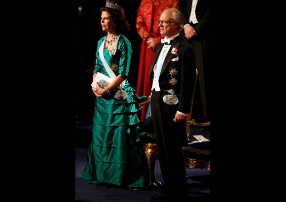 Reuters - El Rey de Suecia Carlos XVI y la Reina Silvia fueron los encargados de entregar los premio en la ceremonia del Premio Nobel 2010 en la Sala de Conciertos de Estocolmo.