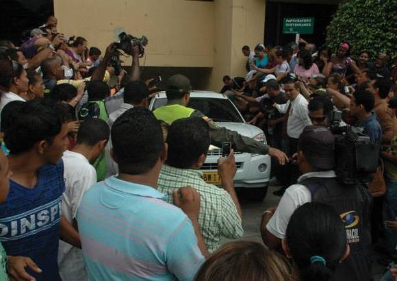 Colprensa - Todos querían estar cerca los despojos mortales del Joe. Entre la multitud que se congregó a las afueras de la clínica La Asunción, salió la carroza fúnebre con los restos del artista cartagenero.