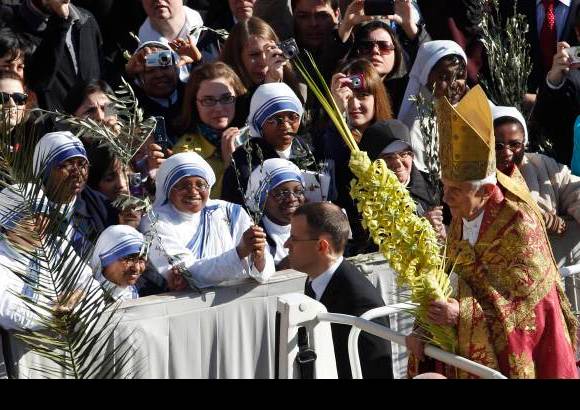Reuters - Por primera vez en sus casi cinco a&#241;os de Pontificado, Benedicto XVI, que el 16 de abril cumplir&#225; 83 a&#241;os, presidi&#243; en el papam&#243;vil la procesi&#243;n de las Palmas del Domingo de Ramos en la plaza de San Pedro del Vaticano.