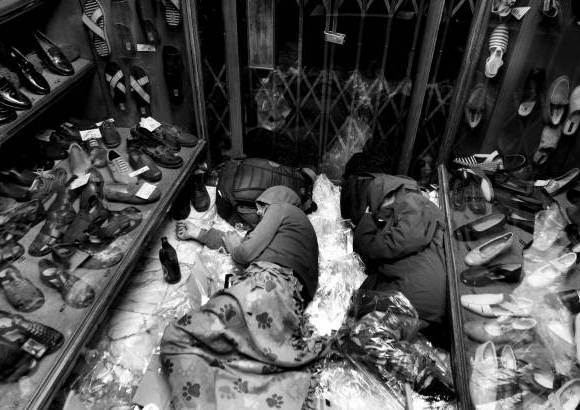 Manuel Saldarriaga - En España, los espacios para el descanso no son siempre los ideales. Los inmigrantes improvisan cualquier sitio para dormir, por incómodo e indigno que resulte, debido a la escasez de recursos con que llegan.