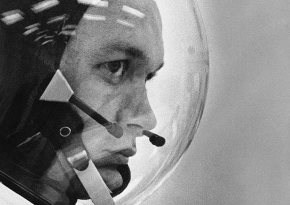 AP - NASA - 20 de julio de 1969. El astronauta Michael Collins con el casco espacial para la misión lunar Apollo 11. Collins, hoy de 83 años, fue el piloto del módulo de mando que se quedó en la órbita lunar.