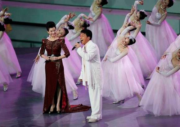 AP - Un coro de cientos de jóvenes vestidas de rosa acompañó una canción interpretada por la cantante china Song Zuying y el famoso actor Jackie Chan que dio el pistoletazo de salida al evento.
