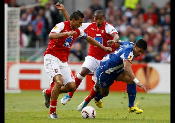 Reuters - Braga disputó su primer final europea tras haber eliminado en semifinales a Benfica, otro equipo histórico del fútbol luso.