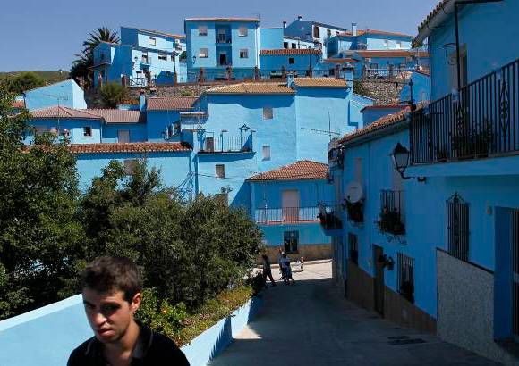 AP - En el pueblo ubicado en el sur de Espa&#241;a se recre&#243; el lugar donde habitan las peque&#241;as criaturas azules.