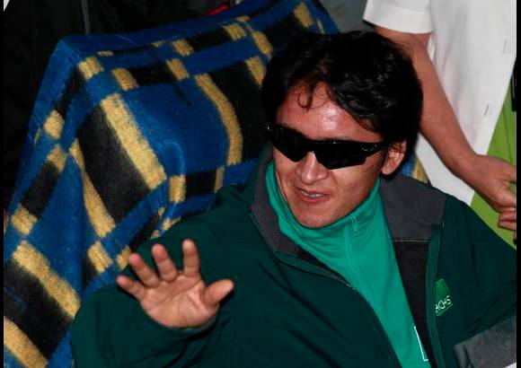 AP - Ariel Ticona pudo conocerá su hija bautizada Esperanza, que nació cuando él estaba bajo toneladas de roca.