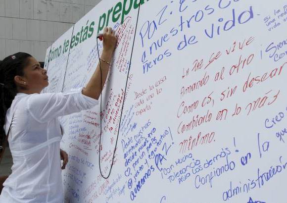 Robinson S&#225;enz Vargas - La Gobernaci&#243;n de Antioquia ubic&#243; este mural en la Alpujarra, all&#237; los marchantes escribieron mensajes alusivos a la paz.