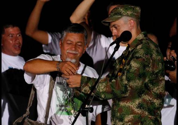 Mario Franco, Colprensa - En medio de aplausos, pasadas las 6:54 de la noche de este martes, el sargento Pablo Emilio Moncayo, secuestrado por las Farc, retir&#243; las cadenas que durante 12 a&#241;os acompa&#241;aron a su padre, Gustavo Moncayo, El caminante por la Paz.