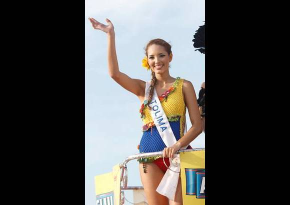 Foto Colprensa - Cartagena se convirti&#243; en un gran carnaval, con el tradicional desfile de carrozas, que dio inicio a las fiestas populares y a las actividades centrales del Concurso Nacional de Belleza. Las 25 candidatas estuvieron radiantes.