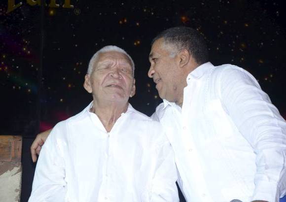 - Ivo D&#237;az, int&#233;rprete y compositor, le habla fuerte al o&#237;do a su padre, quien tiene una mente l&#250;cida y responde a cabalidad.
