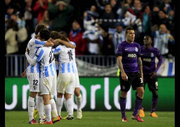 AP - Los goles de Isco y Roque Santa Cruz le dieron el paso al debutante club español.