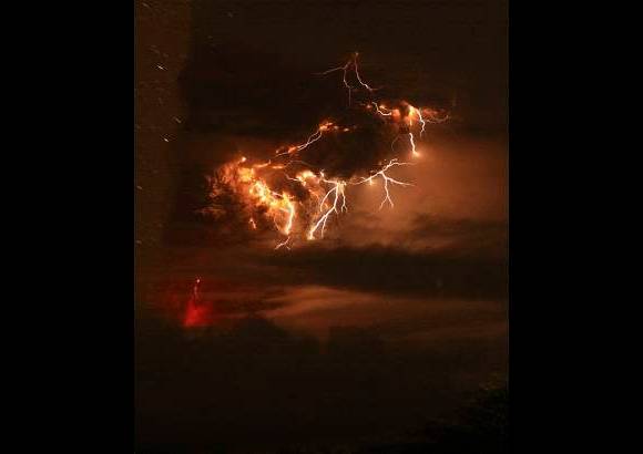 Reuters - El volc&#225;n Puyehue, de 2.240 metros de altitud, sobre Los Andes, comenz&#243; a emitir cenizas el pasado s&#225;bado.