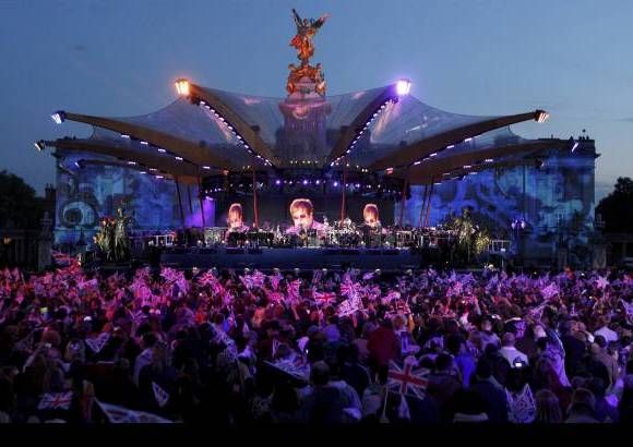 Reuters - Elton John, sentado al piano y con una americana de lentejuelas fucsia, interpretó algunos de sus grandes éxitos como I'm Still Standing y felicitó efusivamente a Isabel II.