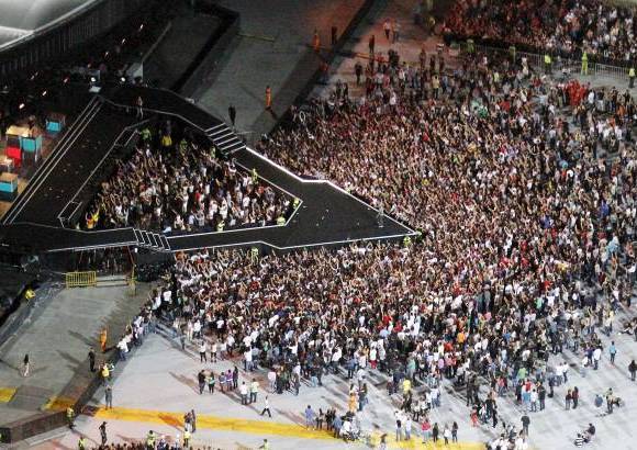Robinson S&#225;enz - Sobrevuele junto con EL COLOMBIANO el concierto de Madonna. Las grader&#237;as se comienzan a llenar cada vez m&#225;s y a nadie le importa la lluvia, ni la espera, todos quieren ver a su artista.