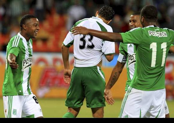 Colprensa - El nuevo tridente del f&#250;tbol colombiano: Dorlan Pab&#243;n, Macnelly Torres y Luis Fernando Mosquera. Este domingo hicieron fiesta en el Atanasio para Nacional.