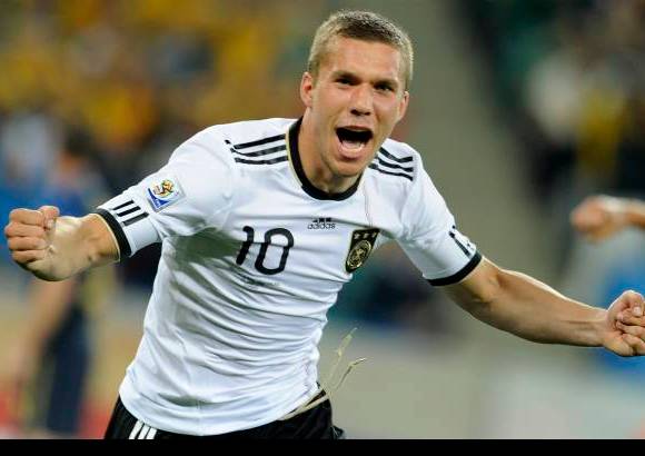 AP - Lukas Podolski abri&#243; la cuenta a los ocho minutos.