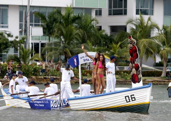 Colprensa - En este tradicional evento, las candidatas recorrieron la bahía de Cartagena, acompañadas de los cadetes de la Escuela Naval. La cita final fue en el Club Naval, donde las candidatas desfilaron en un acto de carácter benéfico para la Acción Social Naval.