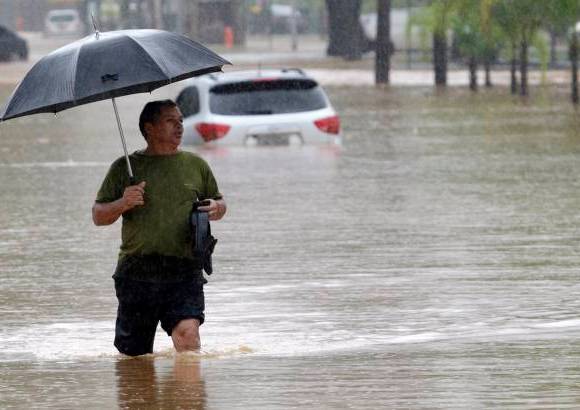 Reuters - En R&#237;o de Janeiro tratan de volver a la normalidad, tras las fuertes lluvias que inundaron la ciudad.